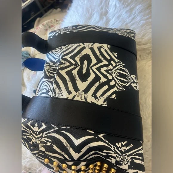 MCM FUNKY ZEBRA WEEKENDER TRAVEL BAG - Picture 7 of 16